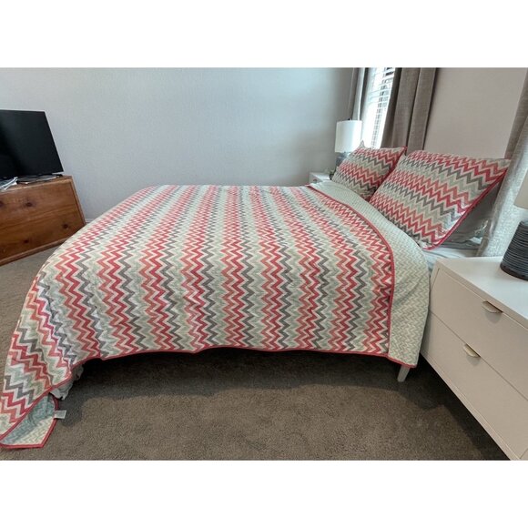 Full/Queen 3 Piece Reversible Quilt Set with Two Pillow Shams Bold Retro Chevron - Picture 8 of 14